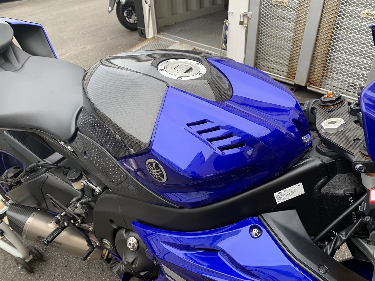 YZF-R6】絶壁タンクはSSの証！タンクカバーの紹介【才谷屋】 - ばいく