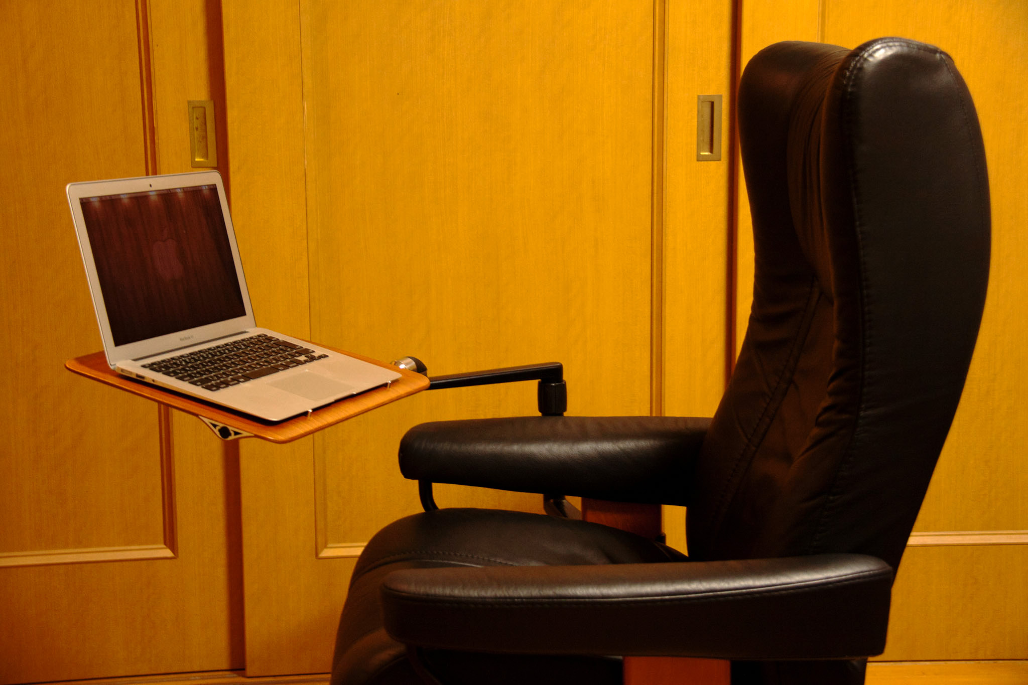 今は空を見上げている ストレスレスチェア用コンピュータテーブルは