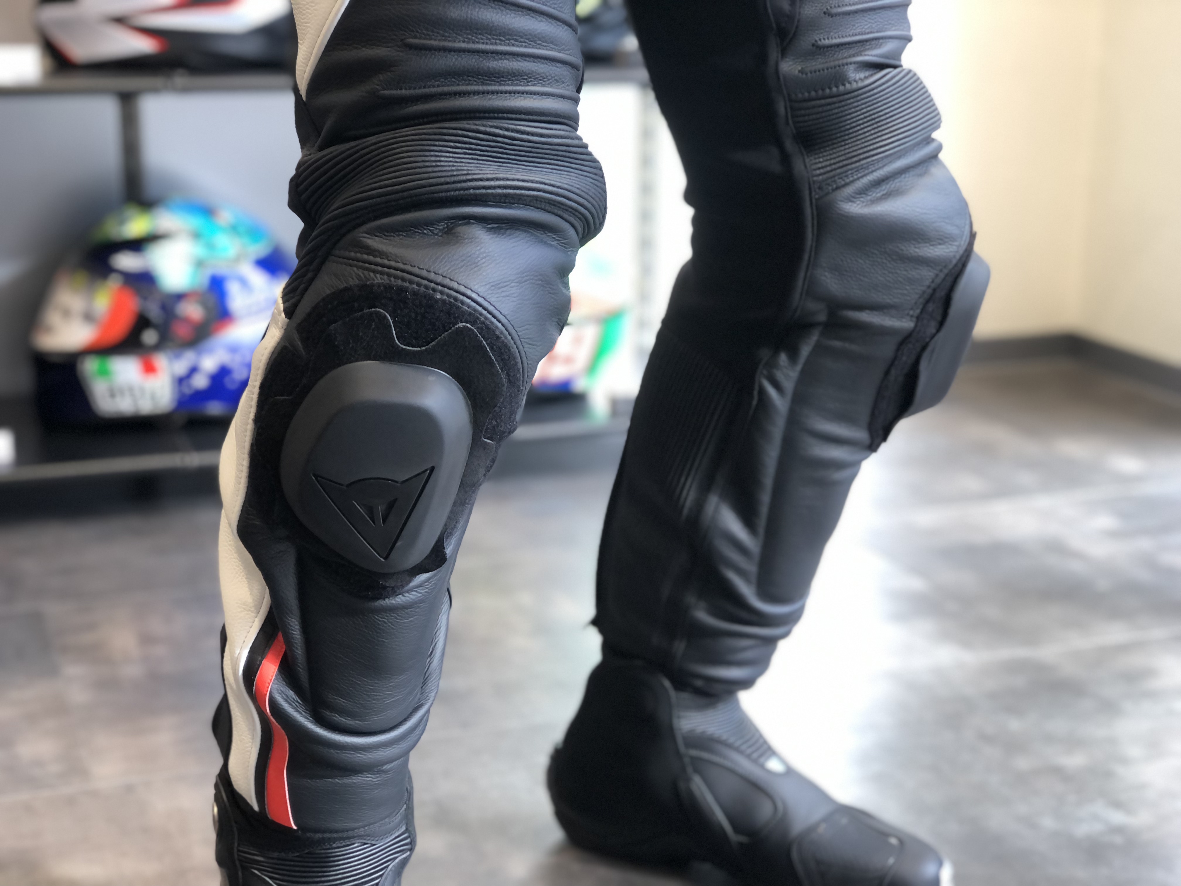 タイトフィットながらも自由な動きを与えるレザーパンツのご紹介