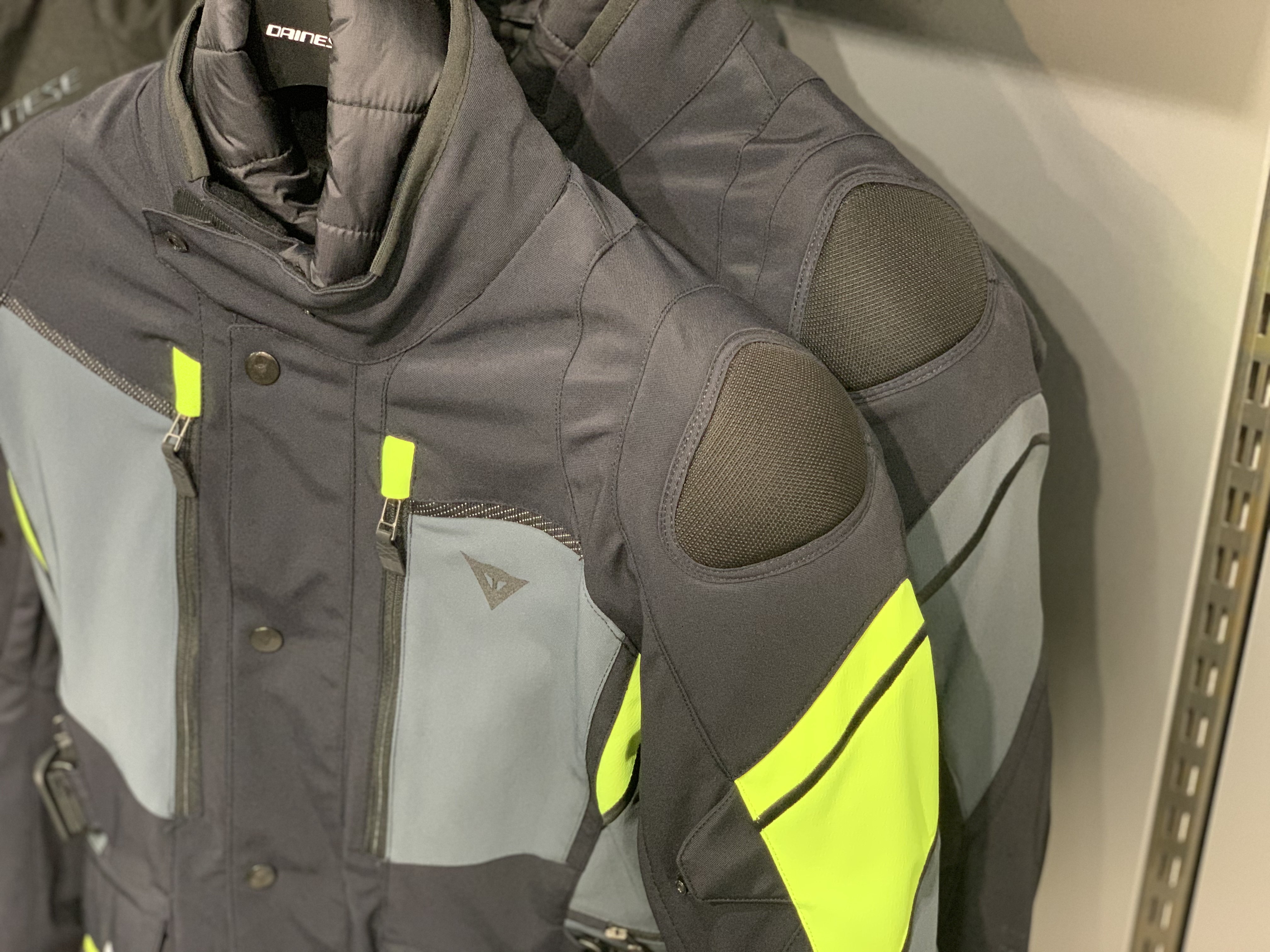 あらゆる環境でも快適なライディングを与える新作GORE-TEXジャケット