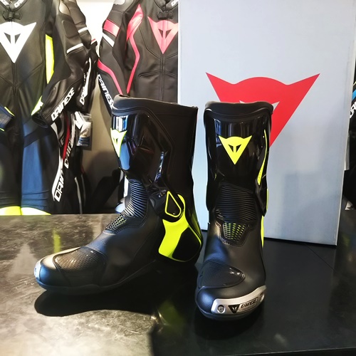 ダイネーゼらしいレーシングブーツのご紹介♪