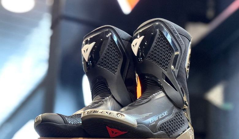 人気のレーシングブーツが待望のフルモデルチェンジ “TORQUE 4”