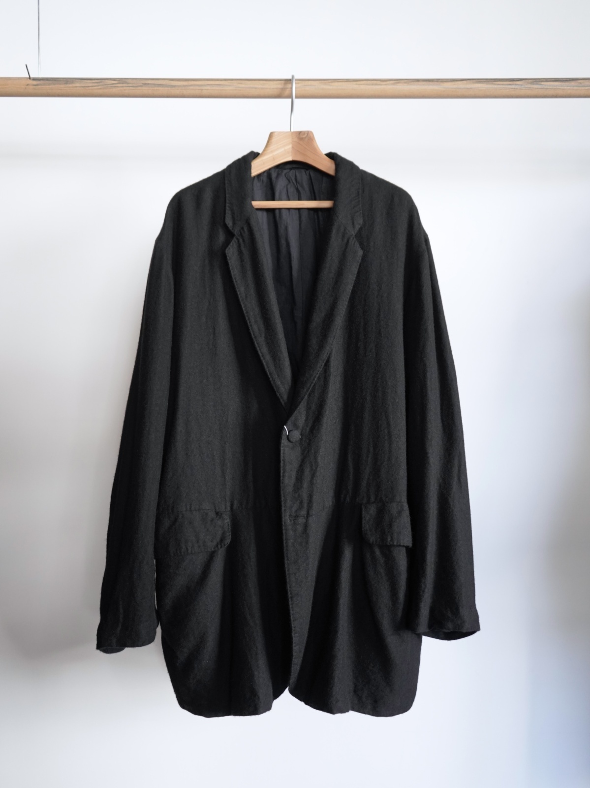 COMOLI」カシミヤシルクフロックコート