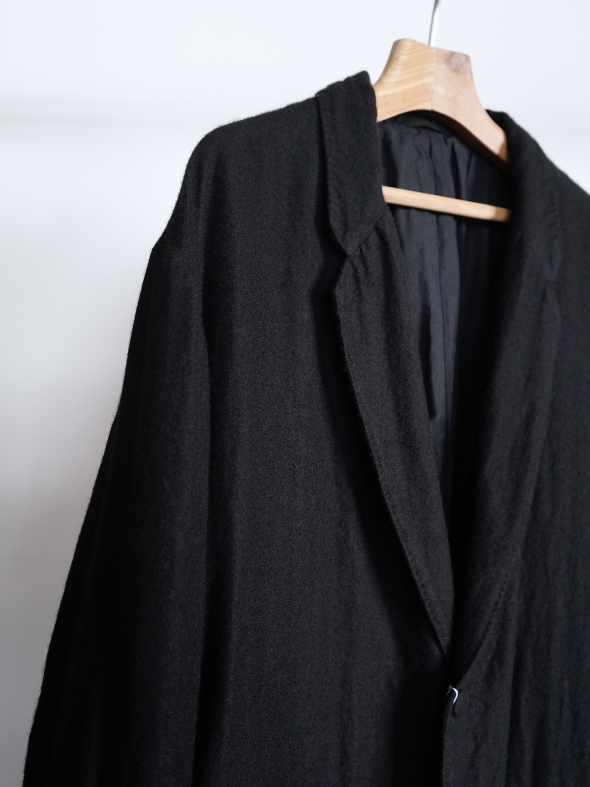 COMOLI」カシミヤシルクフロックコート