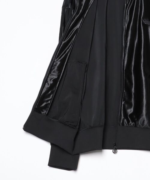 adidas（アディダス）の「Q3 オーバーサイズ トラックトップ