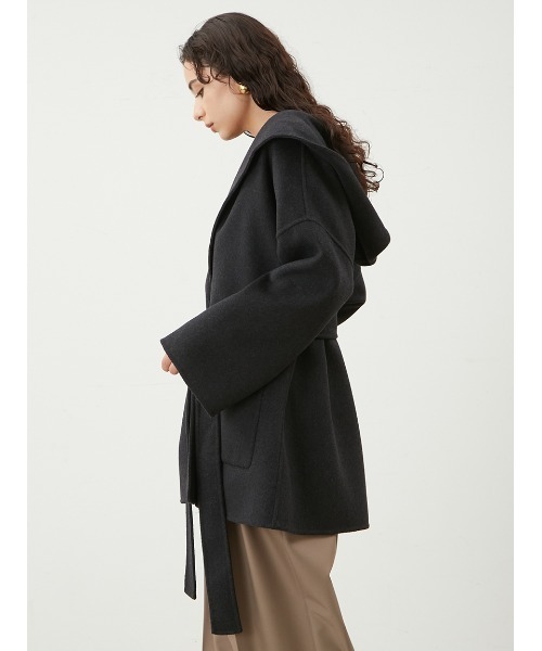 Mila Owen（ミラオーウェン）の「共布ベルト付ハーフ丈フードリバー