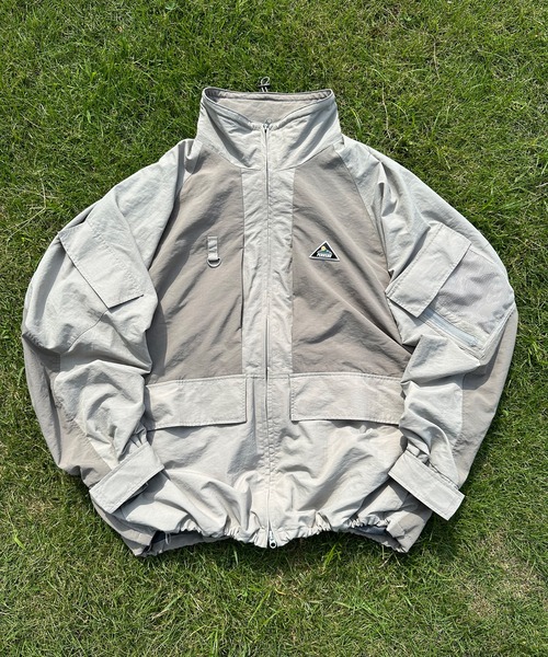 Perushu（ペルーシュ）の「スタンドネックマルチポケットナイロン