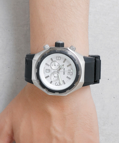 NIXON（ニクソン）の「THE STEELCAT（アナログ腕時計）」 - WEAR
