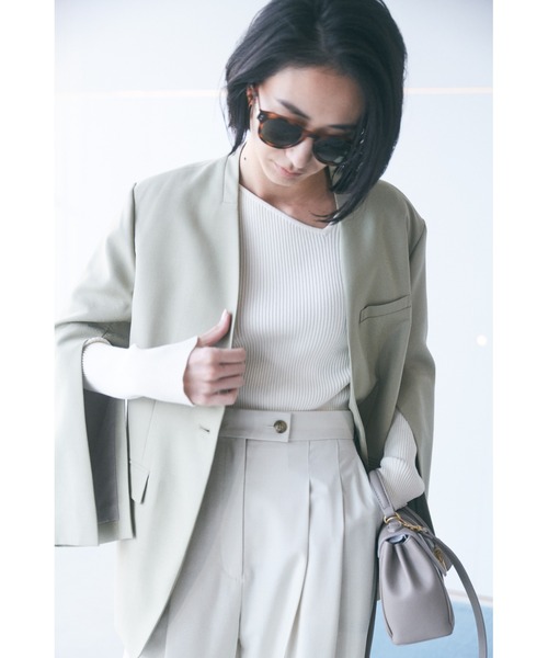 Mila Owen（ミラオーウェン）の「スリットスリーブノーカラー