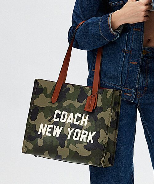 COACH（コーチ）の「リレー トート バッグ 34・カモ プリント アンド
