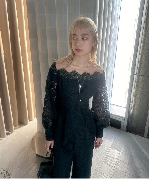 Ameri（アメリ）の「OFF SHOULDER LACE LIKE ROMPERS（サロペット