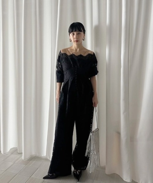 Ameri（アメリ）の「OFF SHOULDER LACE LIKE ROMPERS（サロペット