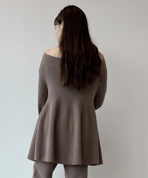 CADUNE（カデュネ）の「オフショルペプラムニット（ニット/セーター