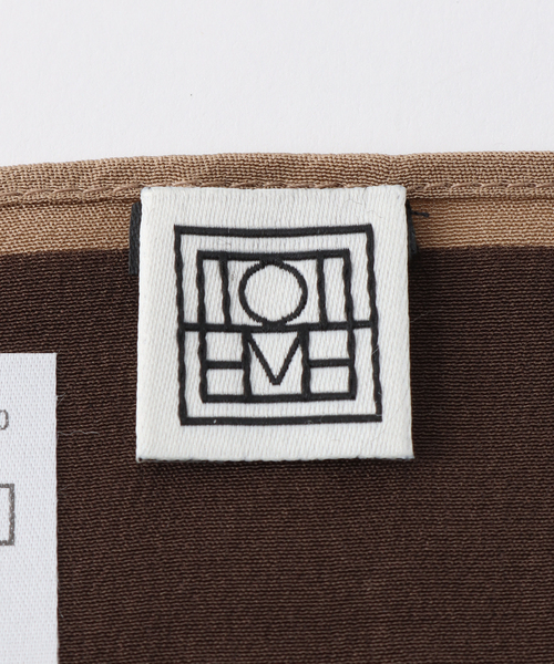 TOTEME（トーテム）の「【TOTEME/トーテム】CENTERED MONOGRAM シルク