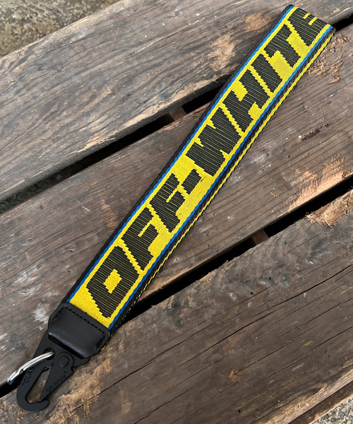 off white（オフホワイト）の「クロスアローロゴ アローキーホルダー