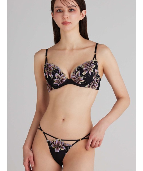 Ravijour（ラヴィジュール）の「カラフルフラワー エンブレース T