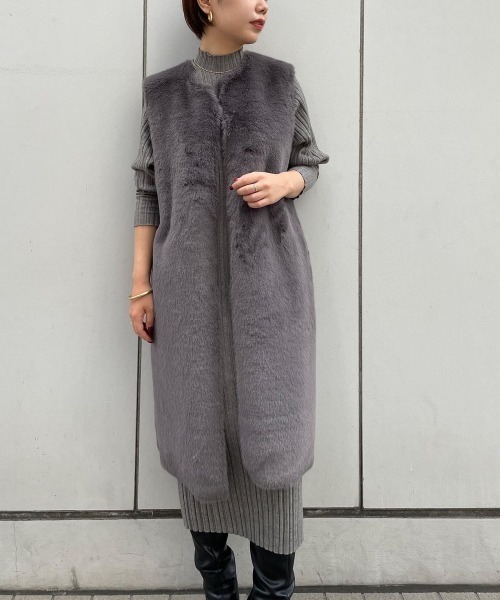 anuans（アニュアンス）の「フェイクファーリバーシブルロングベスト