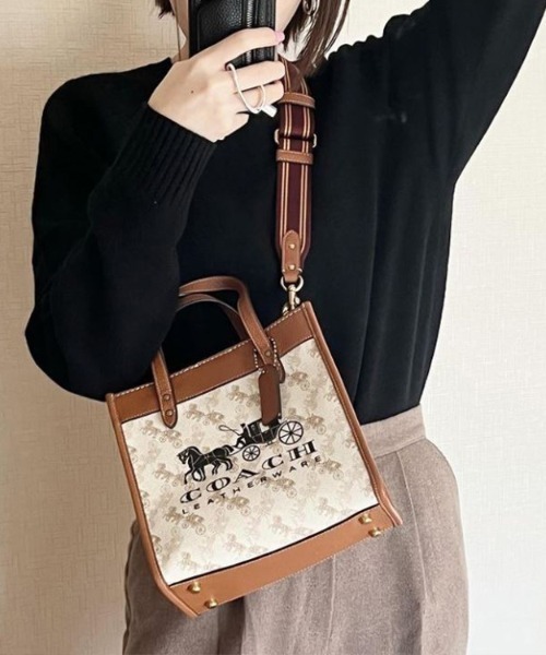 COACH（コーチ）の「フィールド トート 22 ウィズ ホース アンド