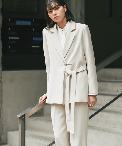 メタリックボタン付きジャケット＆スラックスパンツセットアップ