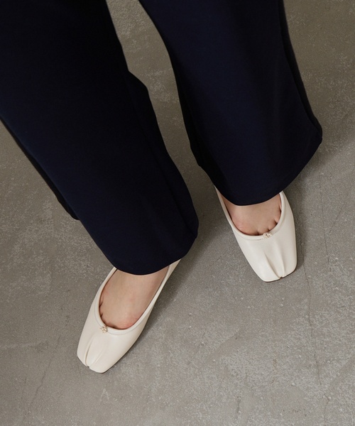 LE TALON（ルタロン）の「GRISE レザースクエアプリーツフラット