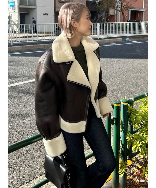 MURUA（ムルーア）の「ショートエアリーフェイクムートンジャケット