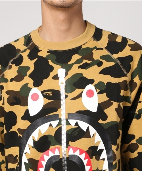 A BATHING APE（アベイシングエイプ）の「1ST CAMO SHARK CREWNECK M