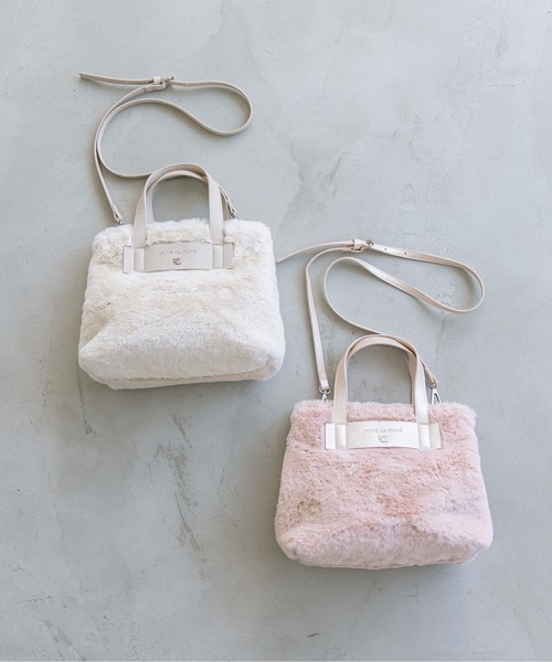 OLIVE des OLIVE（オリーブデオリーブ）の「エンブレム付きファー