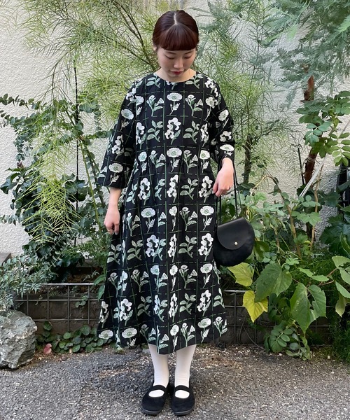 bulle de savon（ビュルデサボン）の「花切手の刺しゅう フレアー