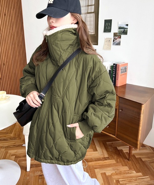 moment+（モーメントプラス）の「衿ボアフロントジップキルティング