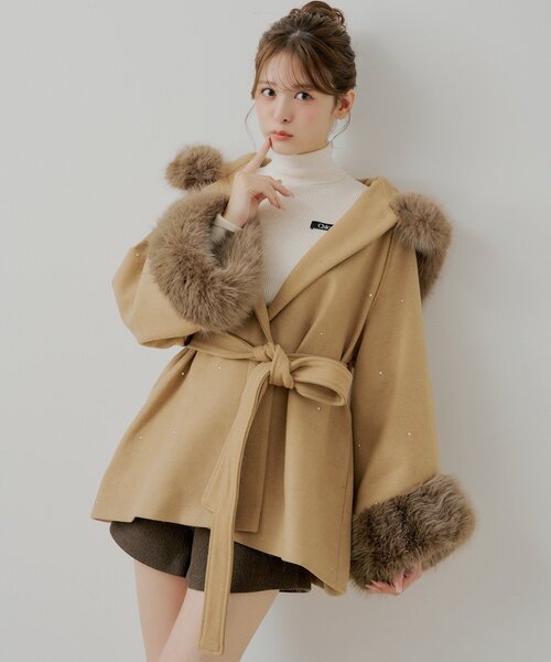 Chico（チコ）の「ビジュー付きファー襟ケープコート（ポンチョ）」 - WEAR