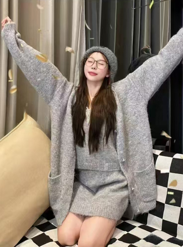 ニットキャミソール×ニットカーディガン×ニットミニスカート