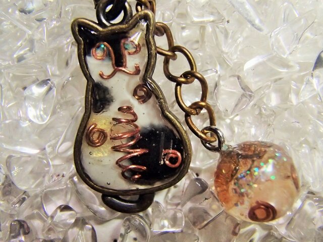 オルゴナイト/キーホルダー/三毛猫 | iichi 日々の暮らしを心地よく