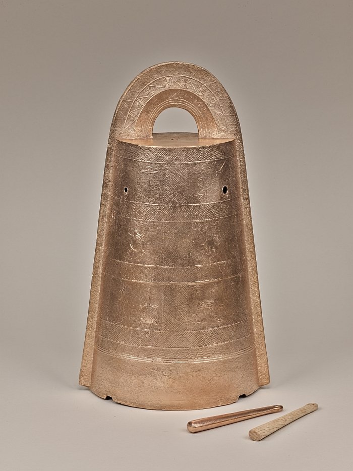 袈裟襷文銅鐸（扁平鈕式銅鐸）（復元）