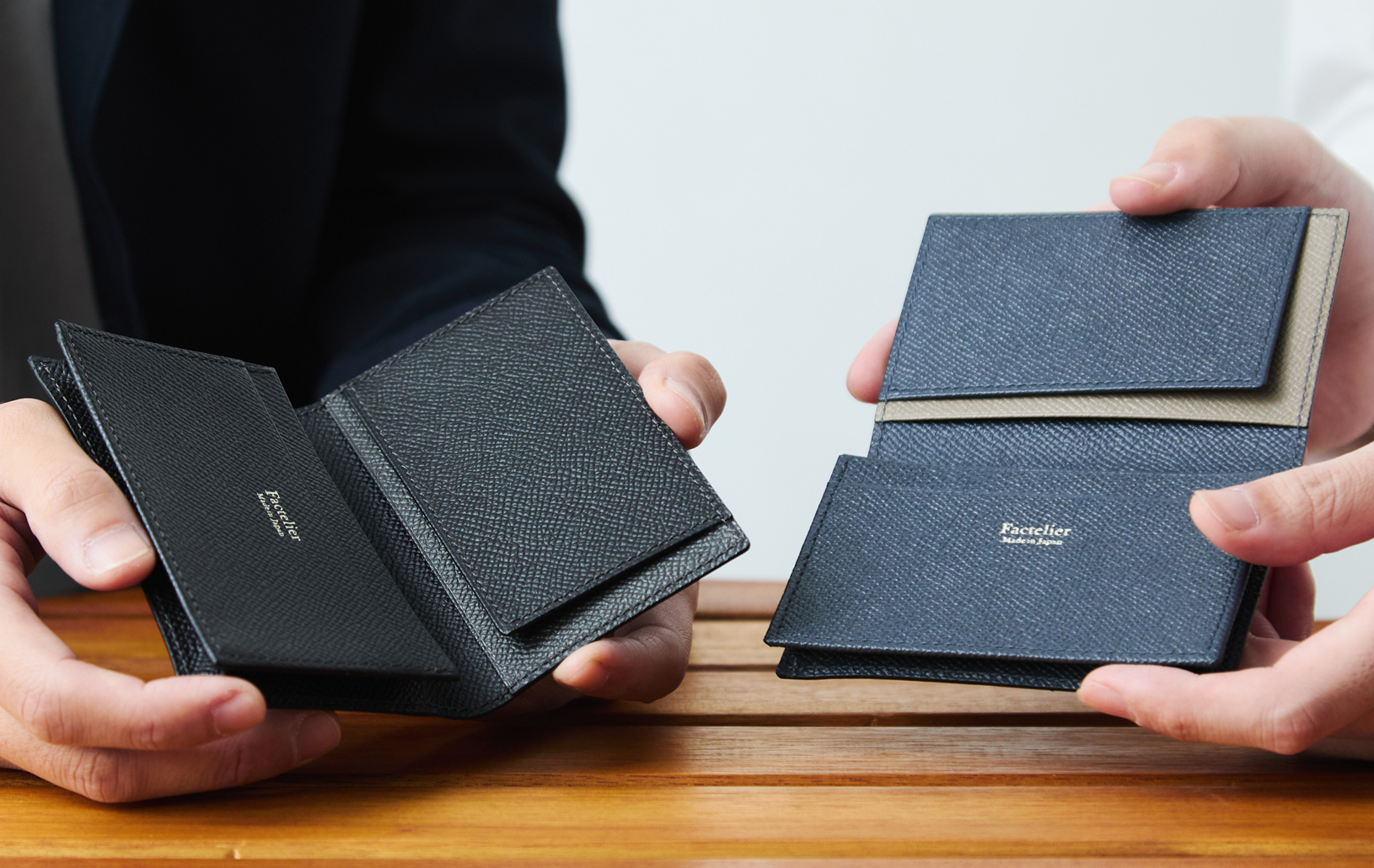 カウレザー クラフト名刺入れ/ボレロ/ブラック×カーボンブラック