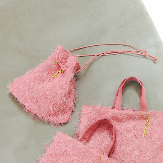 秋まで使える大人ピンクの「フリンジバッグ」でベーシック服を更新