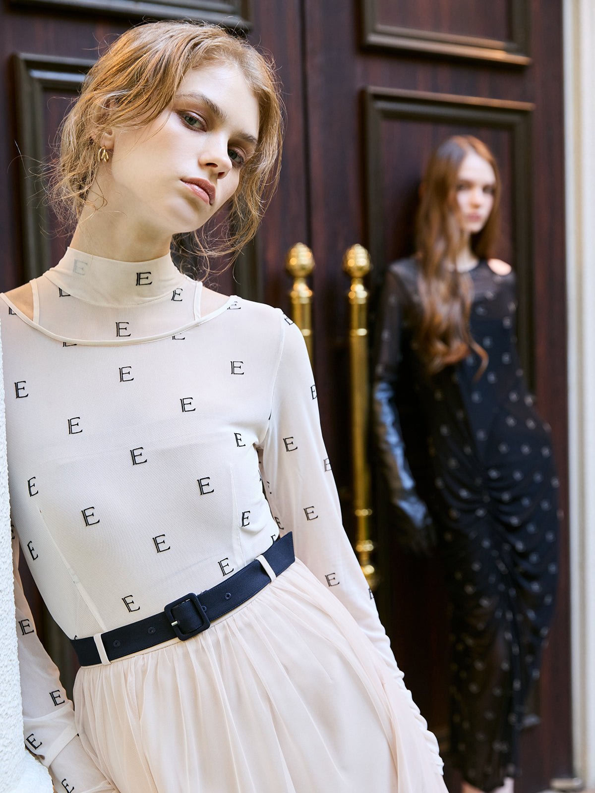 モノグラムカットアウトチュールトップス