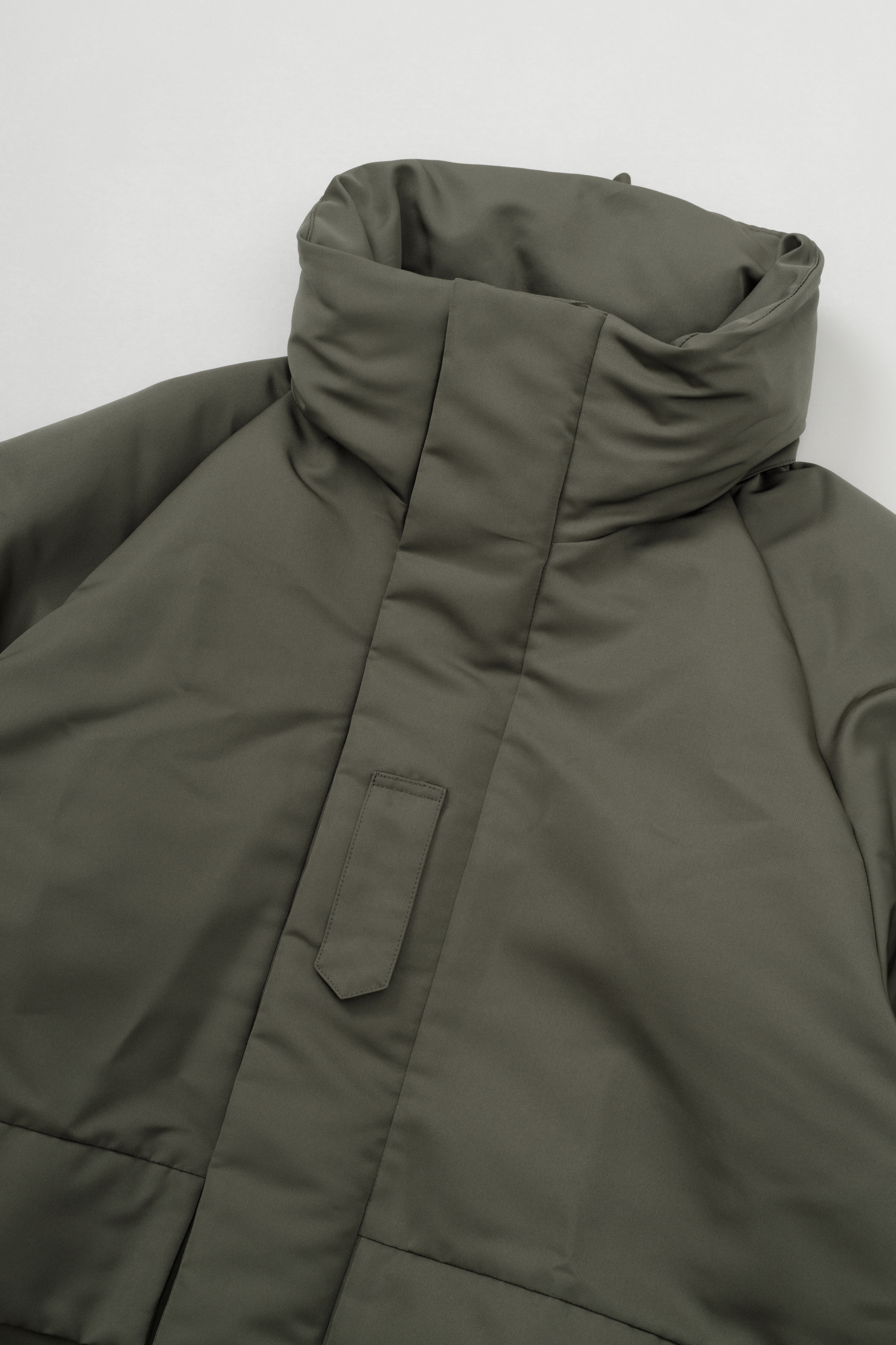 BIOTOPが別注したHYKEのミリタリーコートを発売。ポップアップも開催