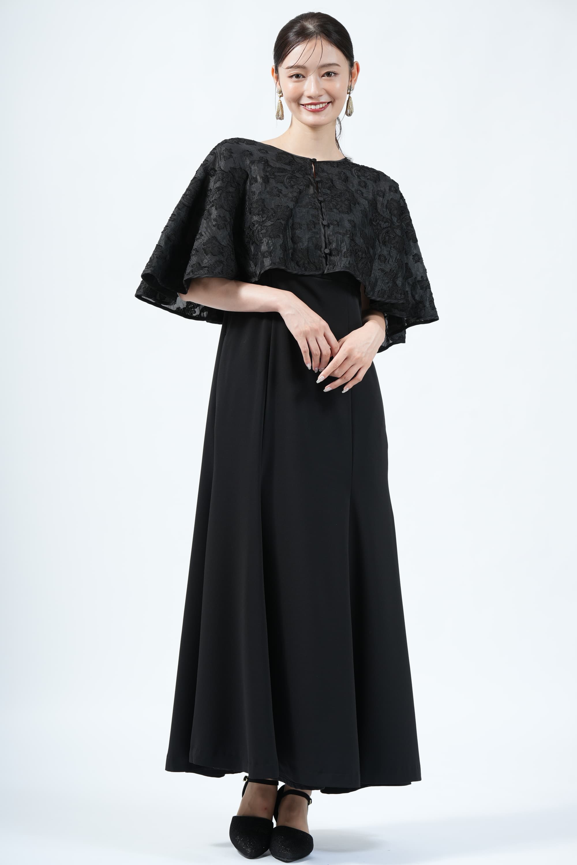 Kastane フラワー柄ケープ付きブラックドレス (M) をレンタル - 結婚式