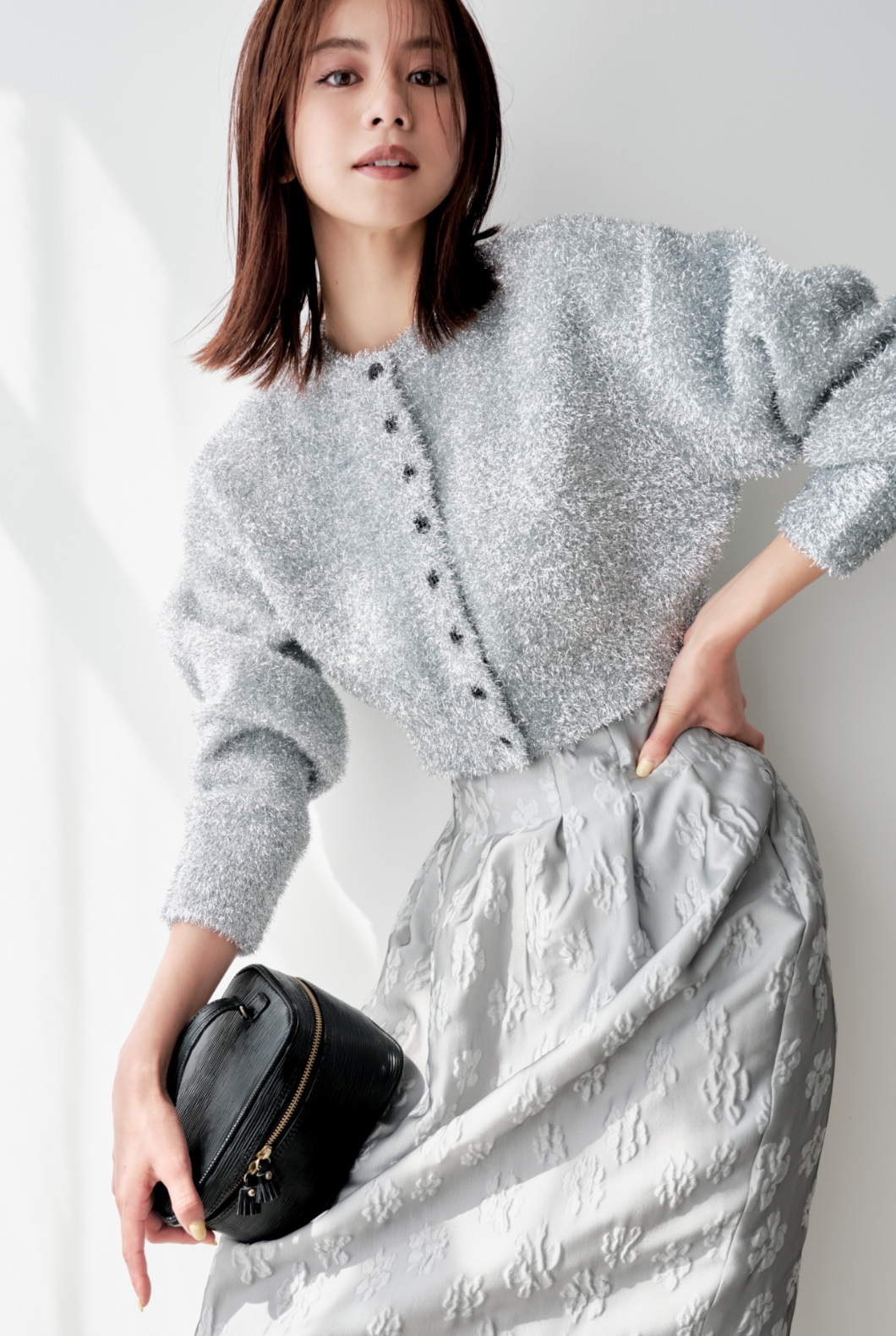 佐藤晴美さんが着こなす「ラメニットカーデ」×「ジャカードスカート