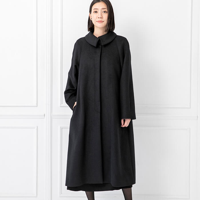 襟元がデザインポイントのアンゴラ混コート 9号・ブラック｜東京
