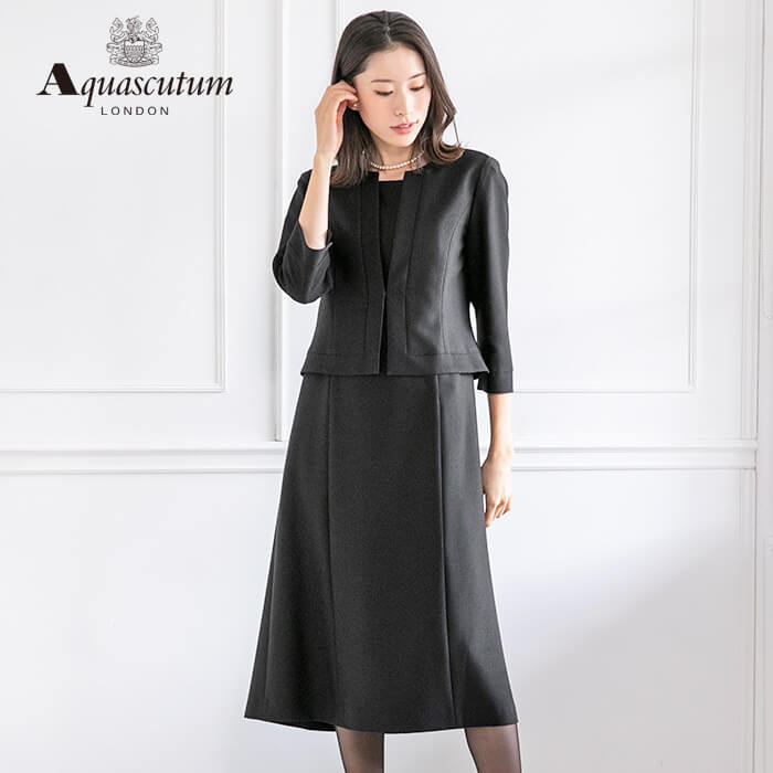 直線的なラインが美しいアンサンブル 9号・ブラック｜東京ソワール