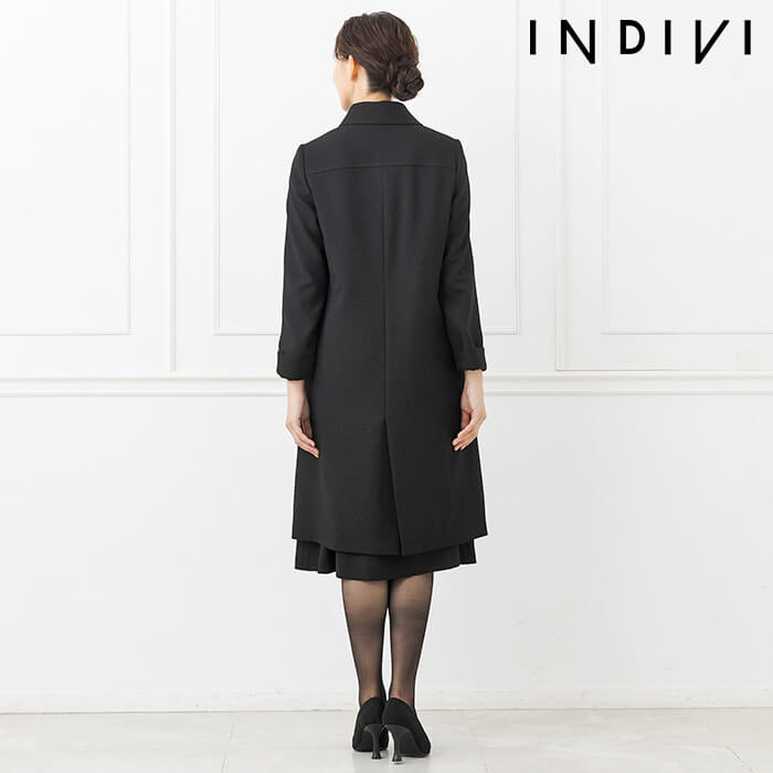 シャープな切り替えのライナーつきコート M・ブラック｜東京ソワール