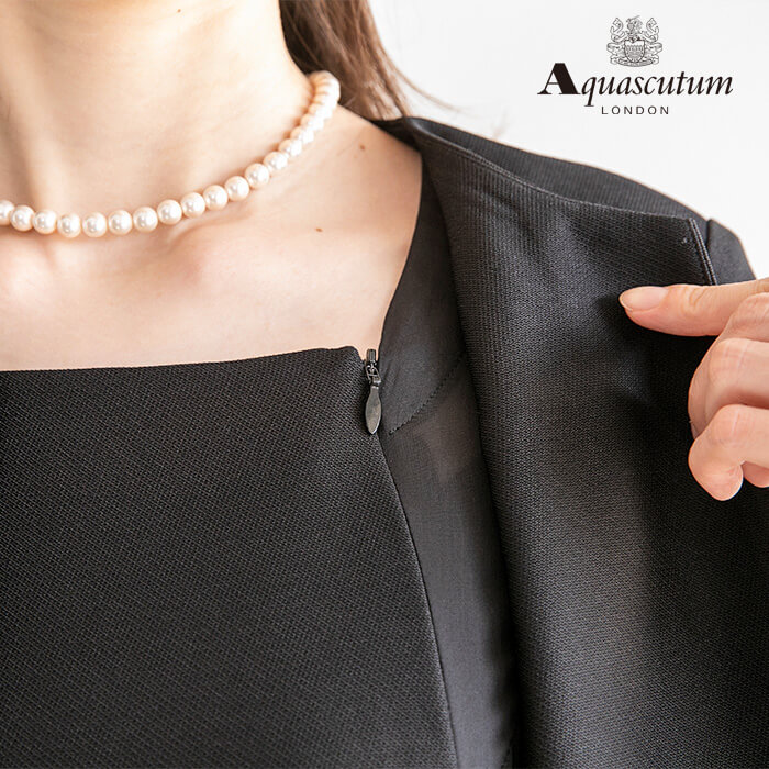 直線的なラインが美しいアンサンブル 9号・ブラック｜東京ソワール