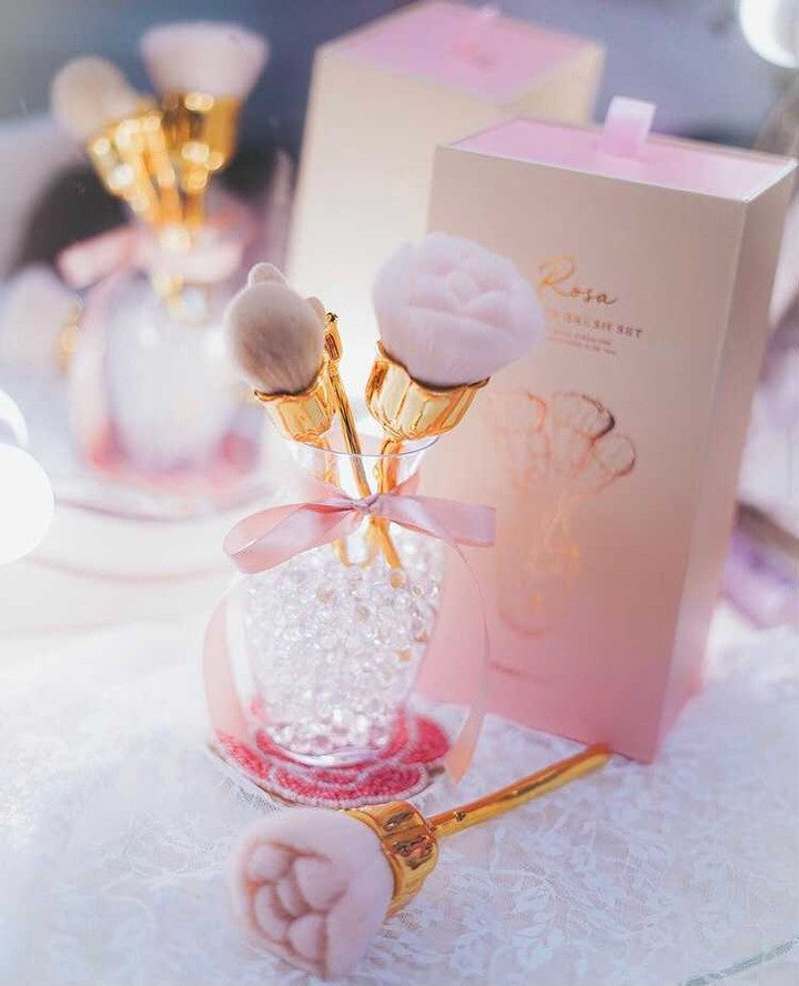 ローズモチーフのメイクブラシでお化粧タイムをもっと楽しく