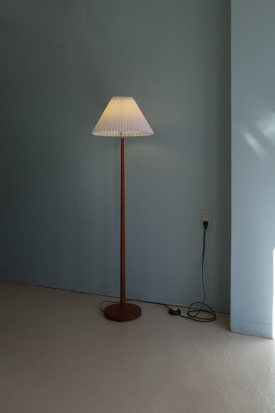 スウェーデンヴィンテージ フロアスタンドライト チーク材 間接照明